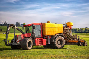 Why is a fertiliser spreader scale important in farming?